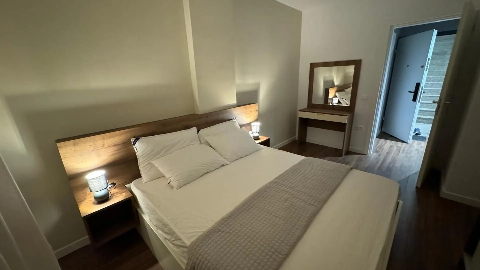 Homerent Old Bazaar 21 تيرانا 0*,